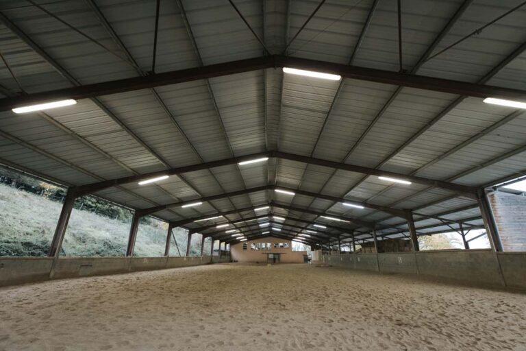 Un grand manège à chevaux dans le centre équestre du Couzon