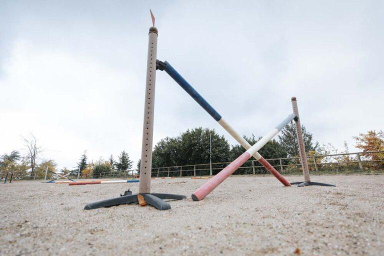 Des sauts et obstacles sont dispersés dans la carrière du centre équestre du Couzon